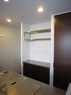 特注パイプラック&グラスホルダーで見せる収納に 特注パイプラック&グラスホルダーで見せる収納に